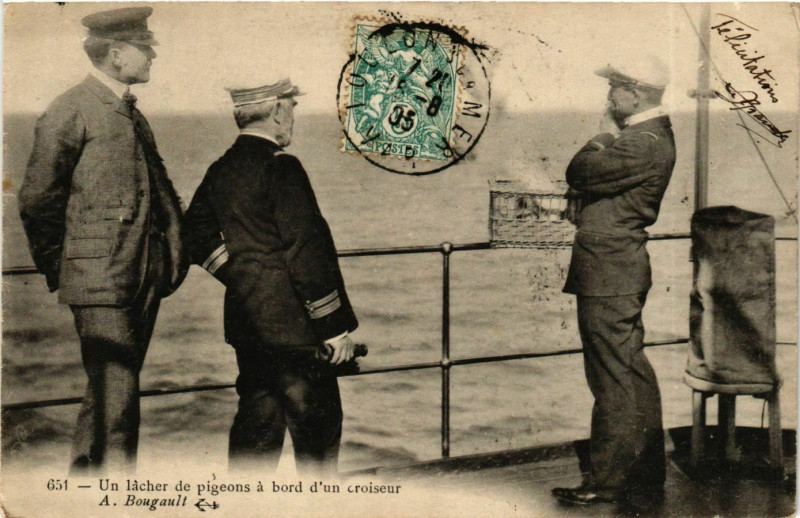 Carte postale ancienne Un lacher de pigeons a bord d'un croiseur A. Bougault Ships