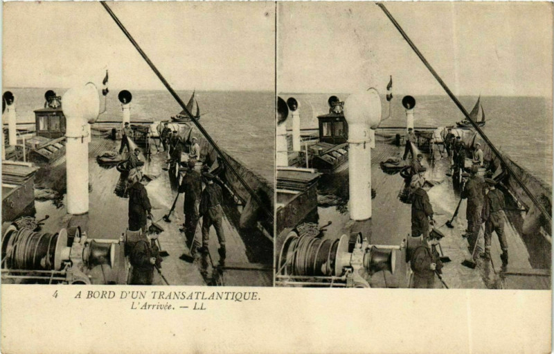 Carte postale ancienne A Bord d'un Transatlantique - L'Arrivee - Stereo Card Ships