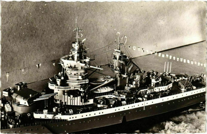 Carte postale ancienne Warship - Le Richelieu Maquette Ships