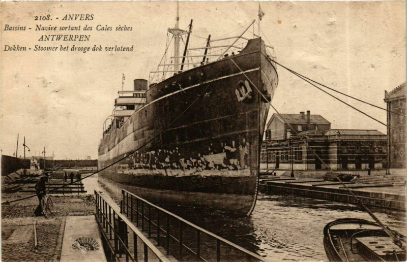 Carte postale ancienne Bassins - Navire sortant des Cales seches - Anvers Ships