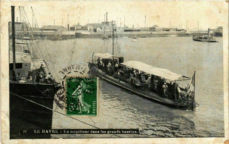 Carte postale ancienne Un Torpilleur dans les grands bassins - Le Havre Ships