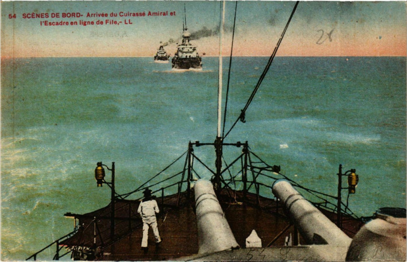 Carte postale ancienne Arrivee du Cuirasse Amiral et l'Escadre en ligne de File Ships