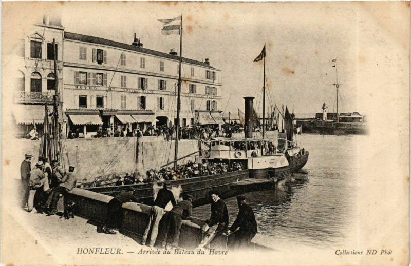 Carte postale ancienne Arrivee du Bateau du Havre - Honfleur Ships