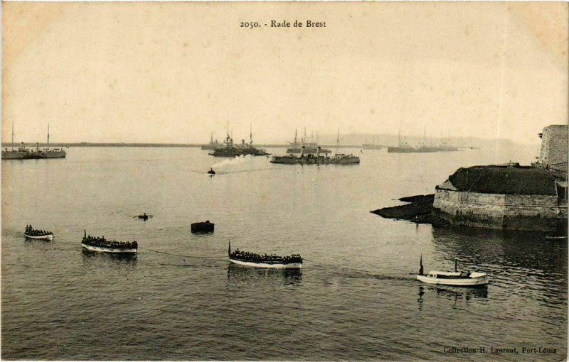 Carte postale ancienne Warships - Rade de Brest Ships