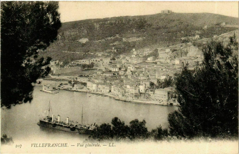 Carte postale ancienne Villefranche - General with with a Steamer or Warship Ships