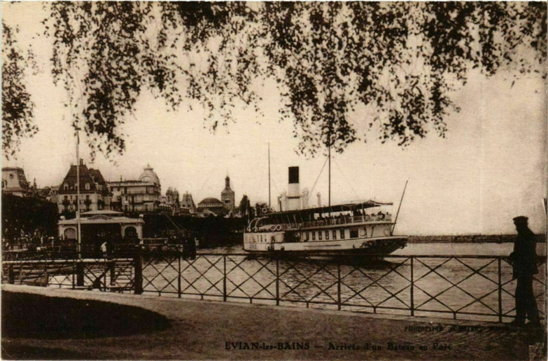Carte postale ancienne Arrivee d'un Bateau au Port - Evian-les-Bains Ships