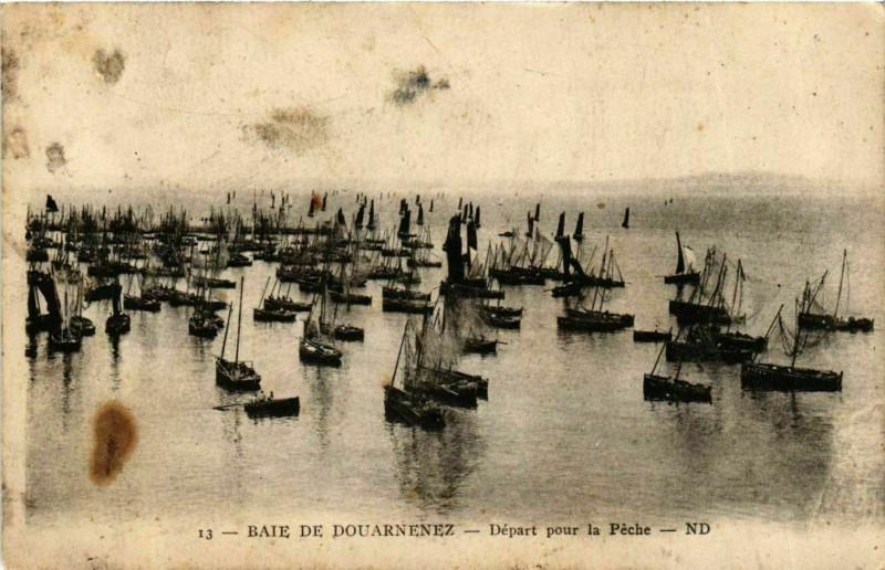 Carte postale ancienne Baie de Douarnenez - Depart pour la Peche Ships