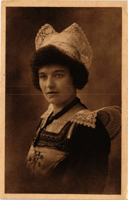 Carte postale ancienne France - Folklore - Jeune Fille de Pont-Aven