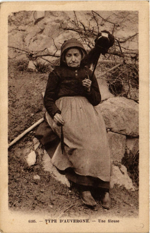 Folklore - Auvergne - Une Fileuse - Type - Cartorum