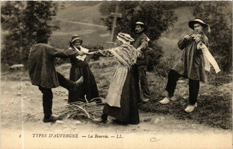 Carte postale ancienne Types d'Auvergne - La Bourrée - Folklore - Types