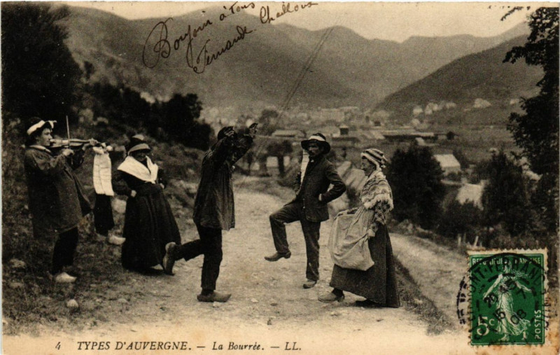 Carte postale ancienne Types d'Auvergne - La Bourrée - Folklore - Types