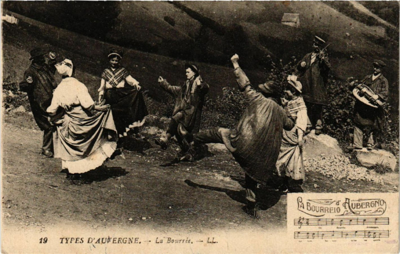 Carte postale ancienne Types d'Auvergne - La Bourrée - Folklore - Types
