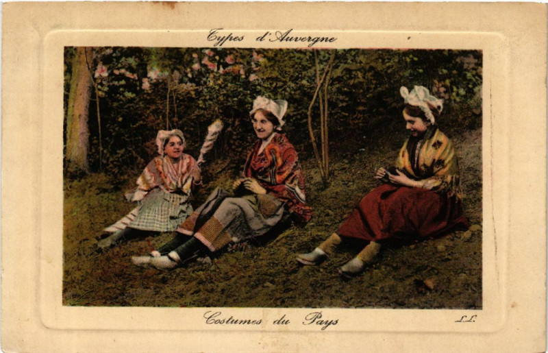 Carte postale ancienne Types d'Auvergne - Costumes du Pays - Folklore - Types