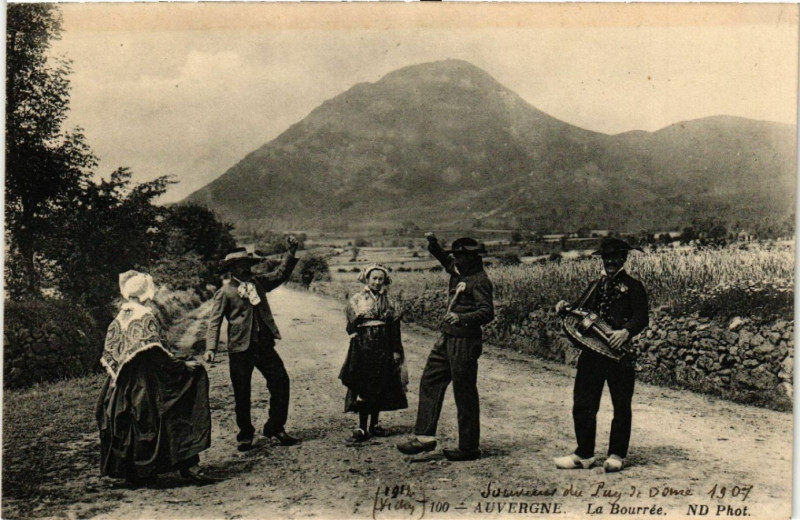 Carte postale ancienne Auvergne - La Bourrée - Folklore - Types