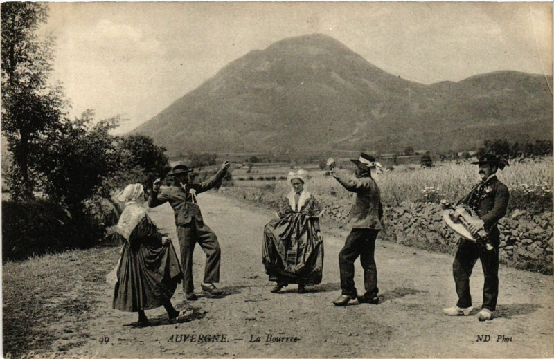 Carte postale ancienne Auvergne - La Bourrée - Folklore - Types