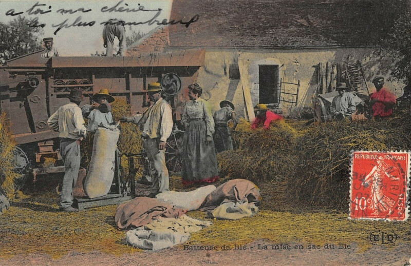 Carte postale ancienne Agriculture Batteuse De Ble La Mise En Sac Du Ble