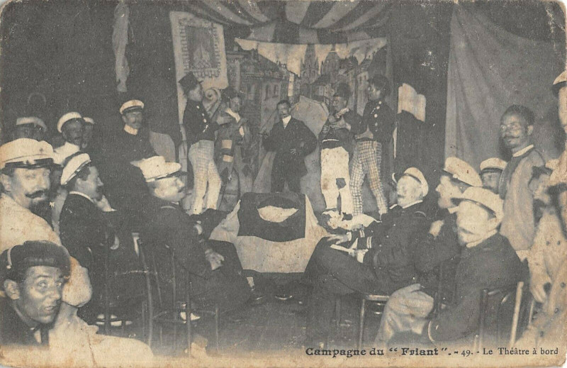 Carte postale ancienne Marine Militaire Francaise Campagne Du Friant Le Theatre A Bord
