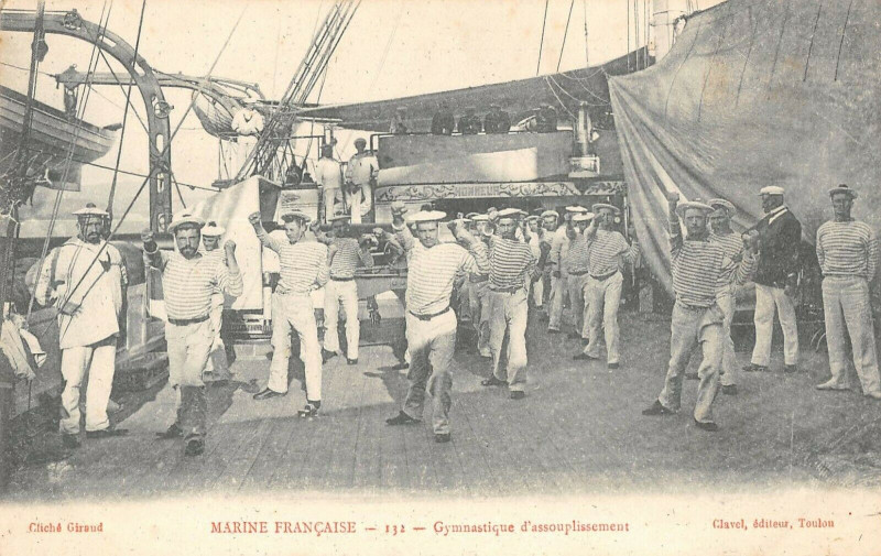 Carte postale ancienne Marine Francaise Gymnastique D'Assouplissement