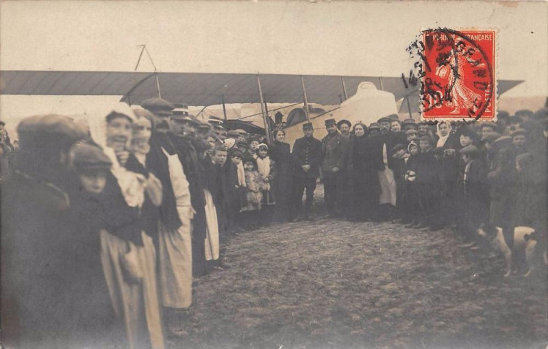 Carte postale ancienne 51 Carte Photo Situe Au Verso A Avize Atterissage D'Un Avion A Avize