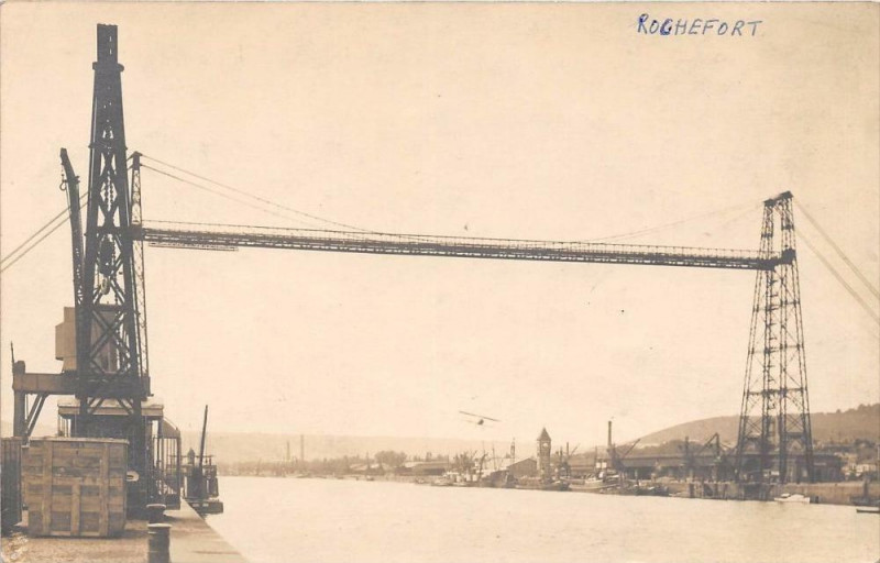 Carte postale ancienne 17 Carte Photo Rochefort Le Pont Du Martrou Avec Un Avion En Arriere Plan