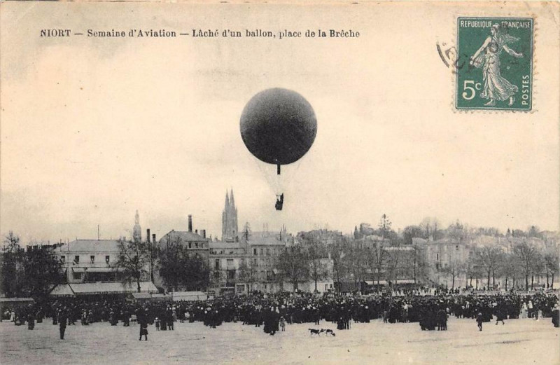 Carte postale ancienne 79 Niort Semaine D'Aviation Lache D'Un Ballon Place De La Breche (cpa rare m