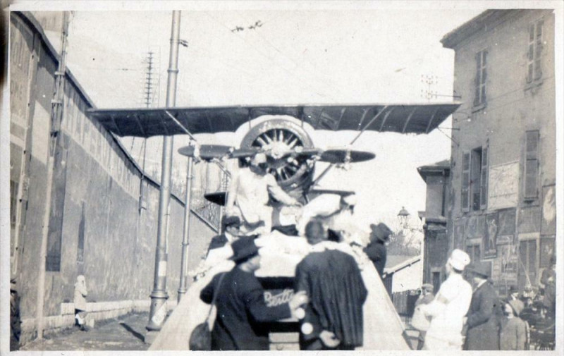 Carte postale ancienne 38 Grenoble Carte Photo Figurant Le Carnaval Avec Un Avion