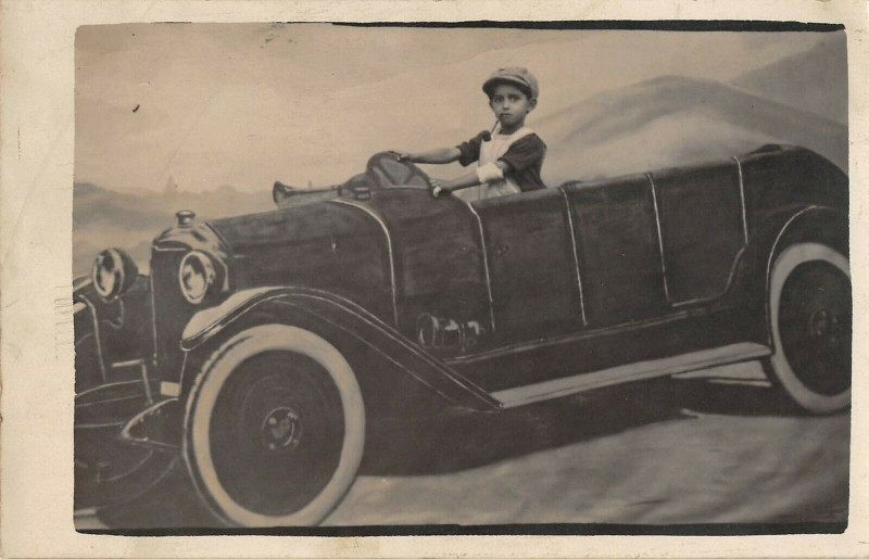 Carte postale ancienne Voiture Ancienne Avec Enfant A La Pipe Qui Conduit Automobile