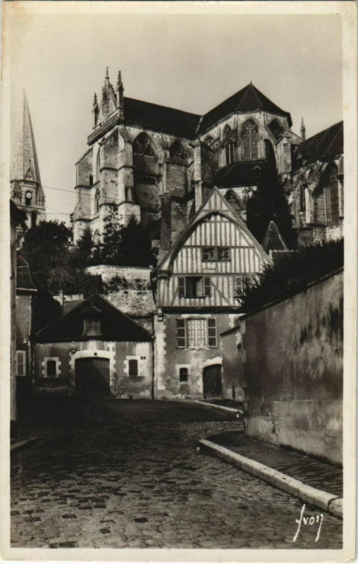 Carte postale ancienne Auxerre Abbaye Saint-Germain et vieille maison France à Auxerre
