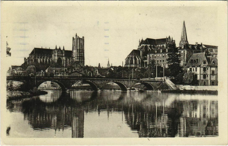 Carte postale ancienne Auxerre Bords de l'Yonne, la Cathedrale France à Auxerre