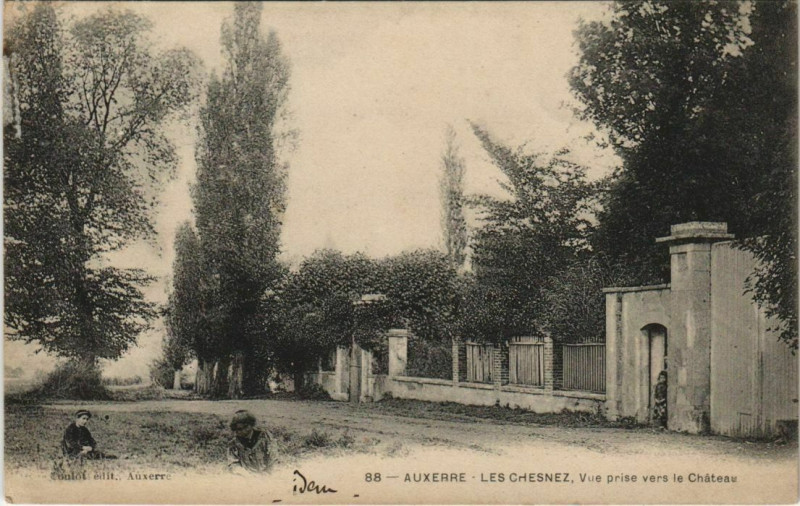 Carte postale ancienne Auxerre Les Chesnes, vue prise vers le Chateau France à Auxerre