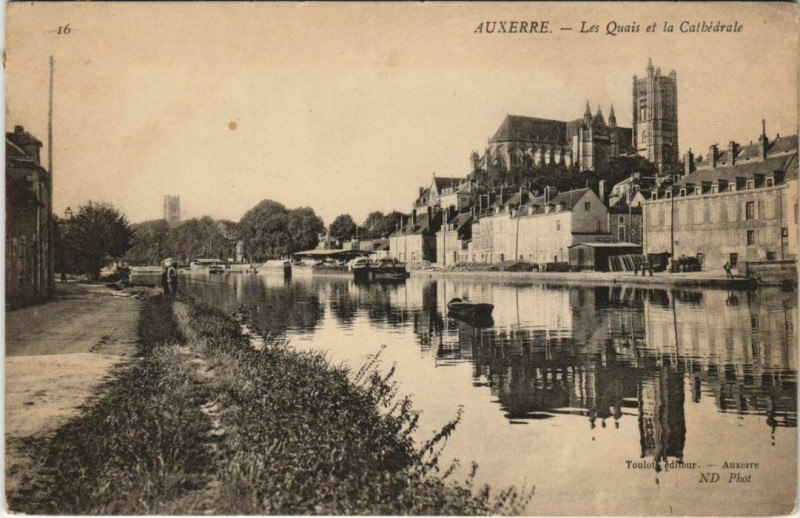 Carte postale ancienne Auxerre Les Quais et la Cathedrale France à Auxerre