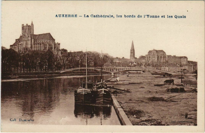 Carte postale ancienne Auxerre La cathedrale de l'Yonne et les Quais France à Auxerre