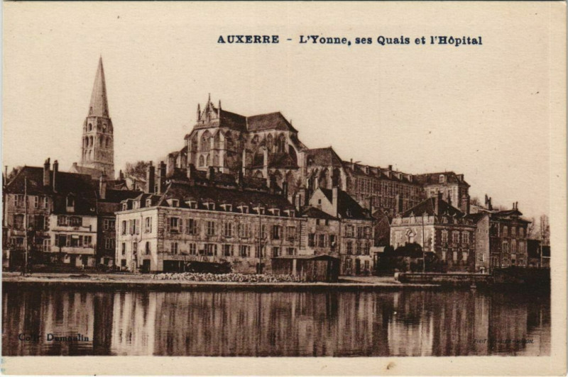 Carte postale ancienne Auxerre L'Yonne ses Quais et l'Hopital France à Auxerre