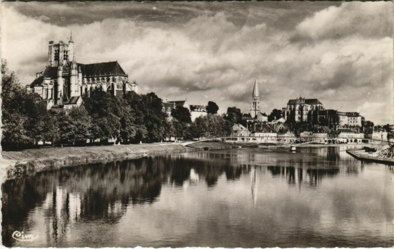 Carte postale ancienne Auxerre La Cathedrale et l'Eglise St.Germain France à Auxerre