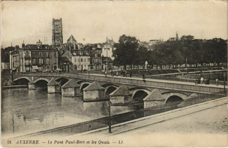 Carte postale ancienne Auxerre Le Pont Paul-Bert et les Quais France à Auxerre
