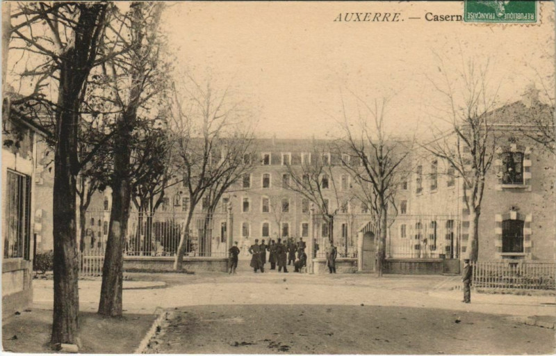 Carte postale ancienne Auxerre Caserne France à Auxerre