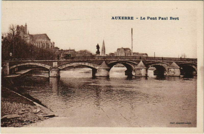 Carte postale ancienne Auxerre Le Pont Paul Bert France à Auxerre
