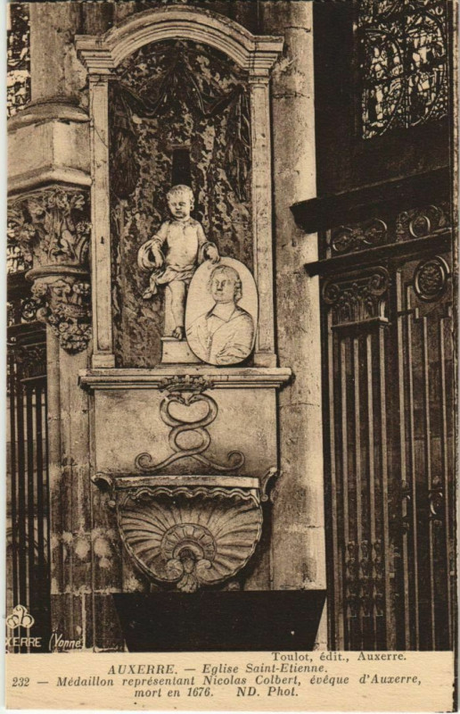 Carte postale ancienne Auxerre Medaillon representant Nicolas Colbert France à Auxerre
