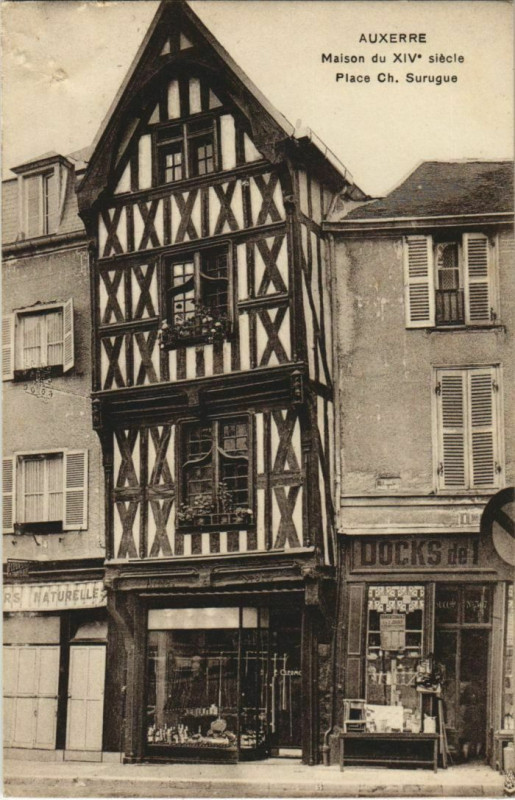 Carte postale ancienne Auxerre Maison du Xiv e siecle, Place Ch.Surugue France à Auxerre