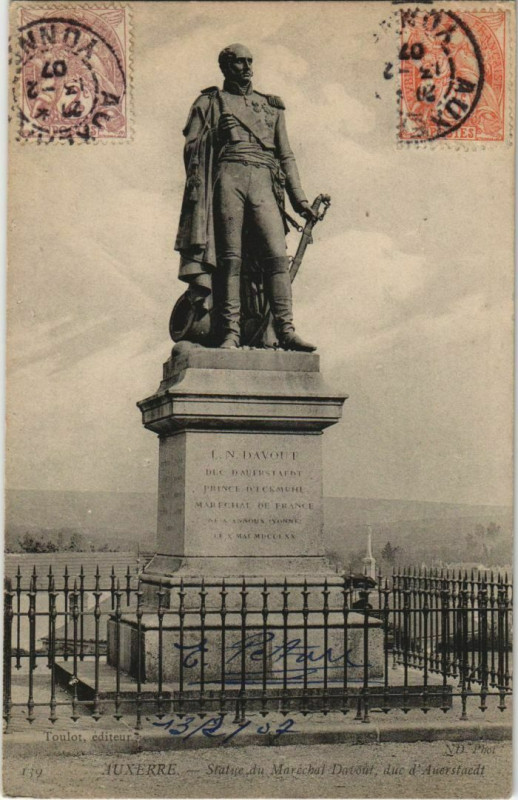 Carte postale ancienne Auxerre Statue du Marechal Davout France à Auxerre