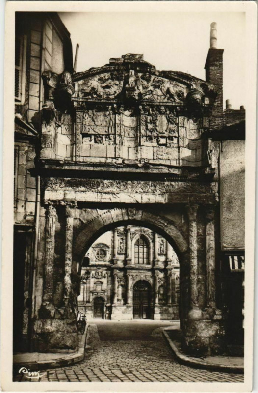 Carte postale ancienne Auxerre Le Portail Saint-Pierre France à Auxerre
