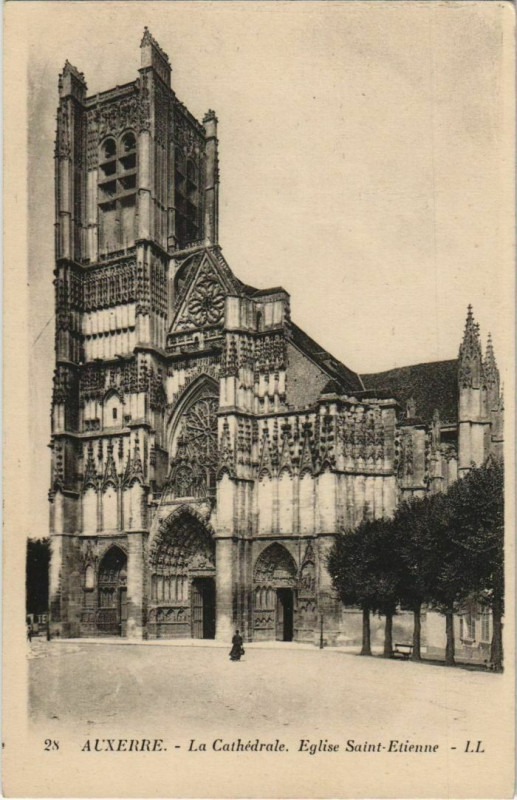 Carte postale ancienne Auxerre La Cathedrale, Eglise Saint-Etienne France à Auxerre