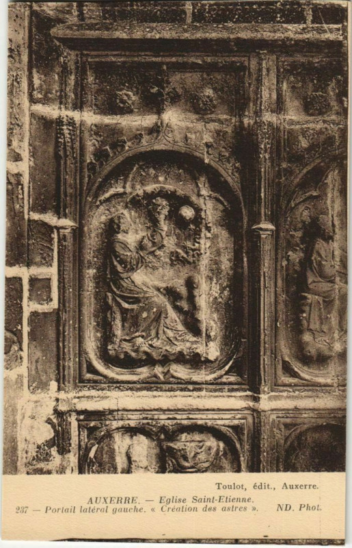 Carte postale ancienne Auxerre Portail lateral gauche, Eglise St.Etienne France à Auxerre