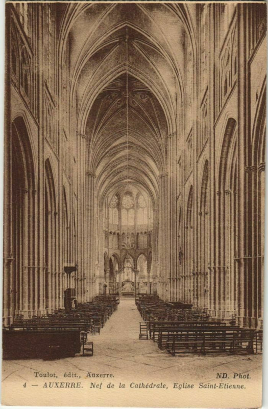 Carte postale ancienne Auxerre Nef de la Cathedrale, Eglise Saint-Etienne France à Auxerre