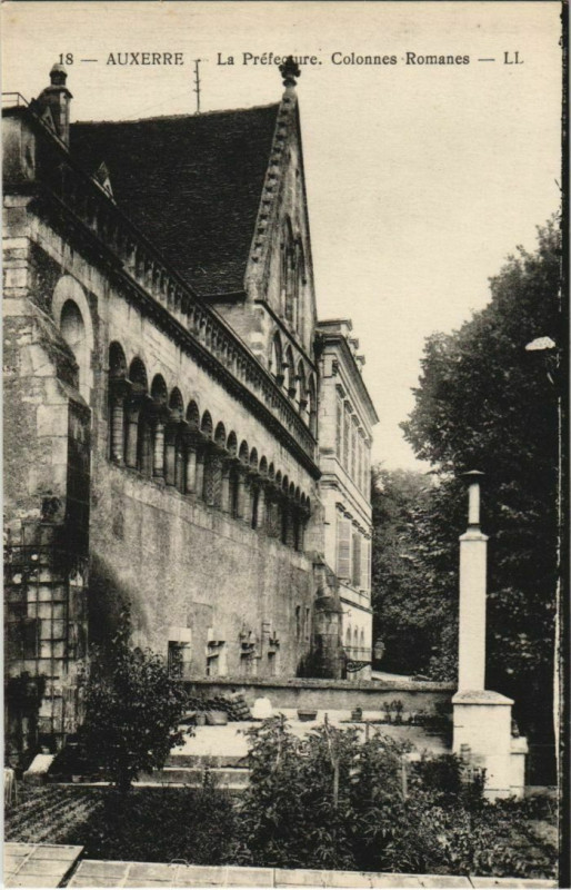 Carte postale ancienne Auxerre La Prefecture. Colonnes Romanes France à Auxerre