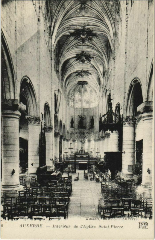 Carte postale ancienne Auxerre Interieur de l'Eglise Saint-Pierre France à Auxerre