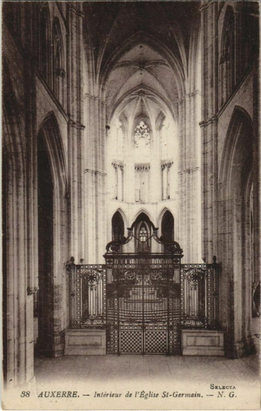 Carte postale ancienne Auxerre Interieur de l'Eglise St.Germain France à Auxerre