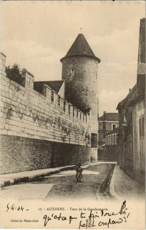 Carte postale ancienne Auxerre Tour de la Gendarmerie France à Auxerre