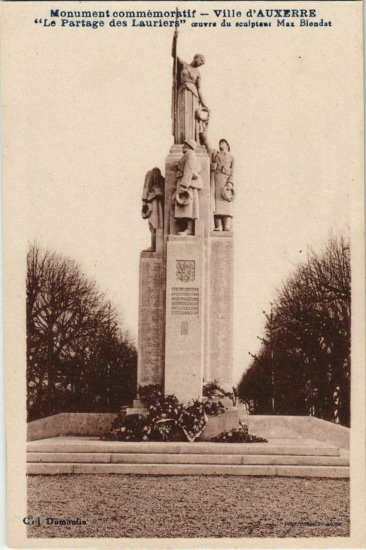Carte postale ancienne Auxerre Monument Commemoratif France à Auxerre