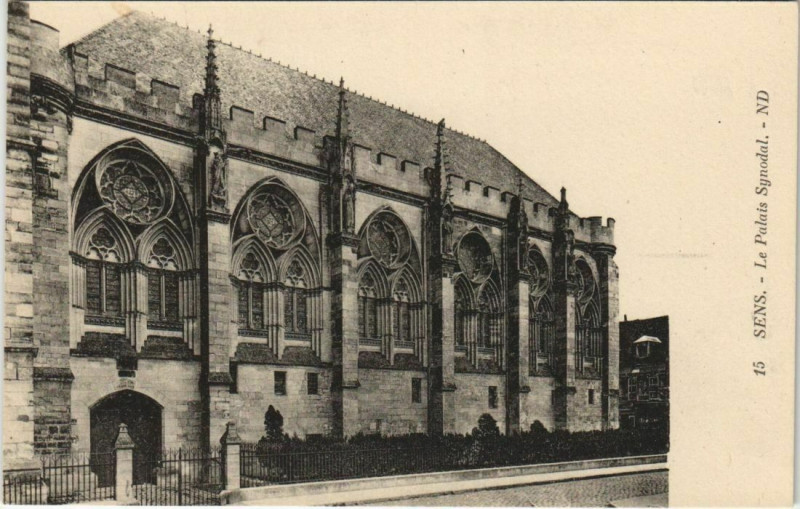 Carte postale ancienne Sens Le Palais Synodal France à Sens